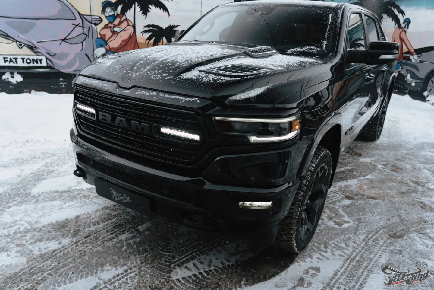 Установка модулей дальнего света Rigid, новая выхлопная система и химчистка салона для RAM 1500